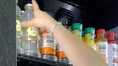 Eine Hand greift nach einer Wasserflasche im PicoCooler.